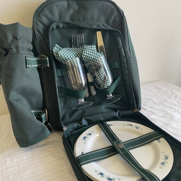 Central Market H.E.B | Travel Picnic Backpack with Utensil and Cup holder - Picture 4 of 9